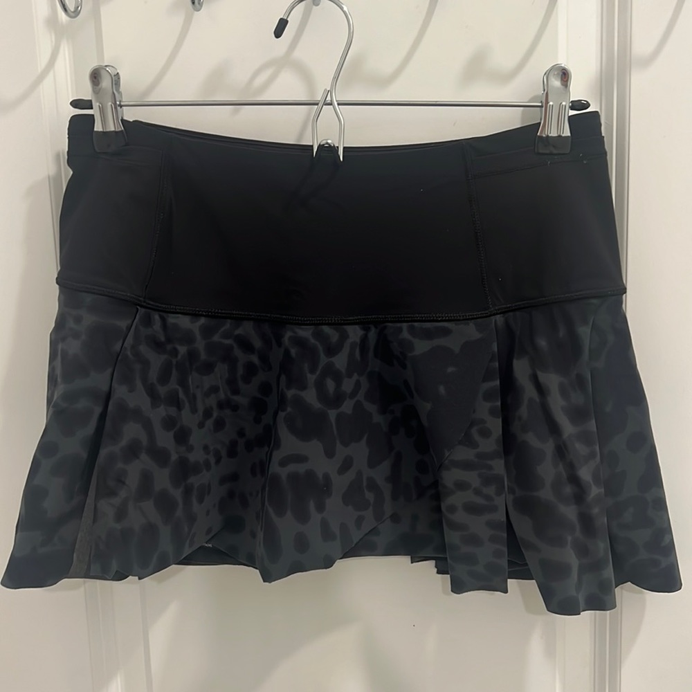 Lululemon black and gray leopard tennis skirt